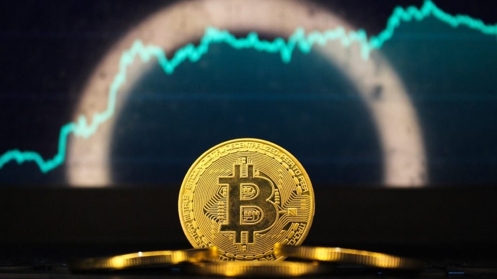 Bitcoin and Ether ETFs Open the Week With Strong Inflows