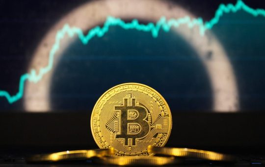 Bitcoin and Ether ETFs Open the Week With Strong Inflows