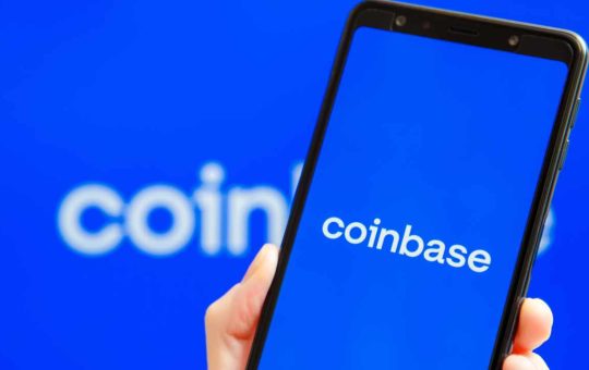 Coinbase Launches 4.1% USDC Rewards for Canadians Amid Criticism of 0% Bank Rates