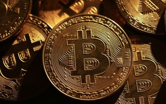 Bitcoin dominance dips to 23.6 fib level, signals potential altcoin rotation